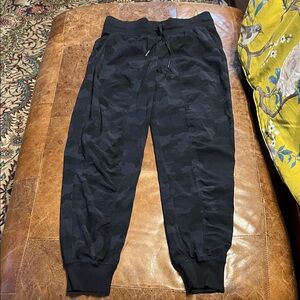 Lululemon studio dance camo joggers size 6